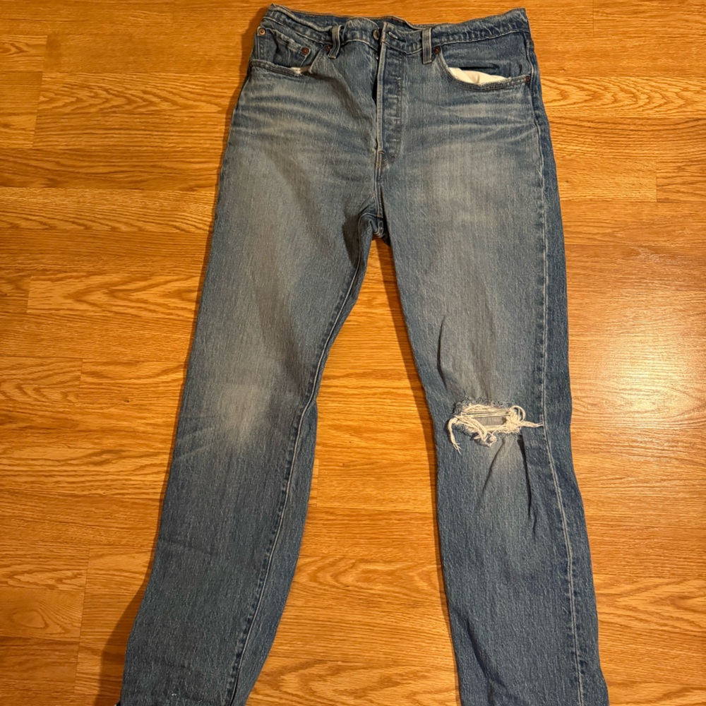 31’32” Levi’s straight leg hole left knee